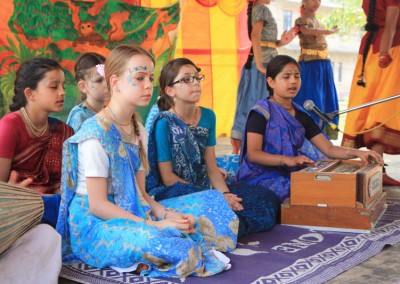 2013 - Dancing in Mayapur Dham (1)