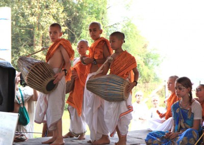 2013 - Dancing in Mayapur Dham (10)