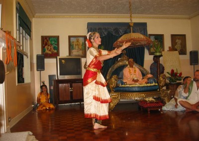 Dancing in New Navadvipa (2)