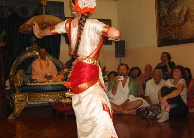 Dancing in New Navadvipa (3)