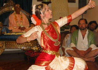 Dancing in New Navadvipa (4)
